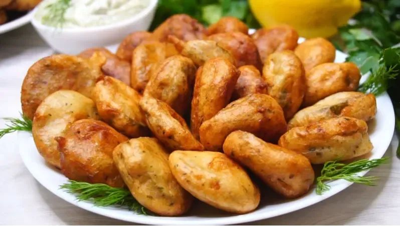 Жарю маринованные огурцы в кляре — домашние уплетают за минуты: делюсь рецептом хрустящей закуски с пикантным соусом