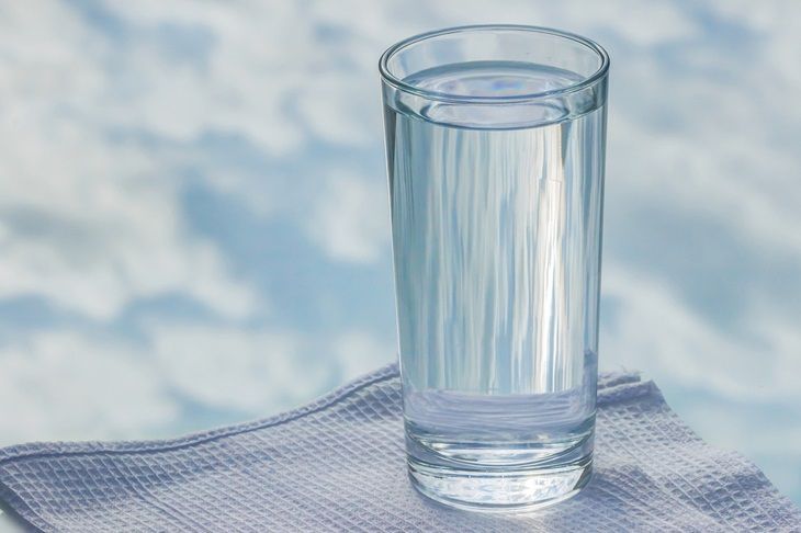 Пейте, ешьте и худейте: раскрыто точное количество стаканов воды в день для похудения – советы диетологов