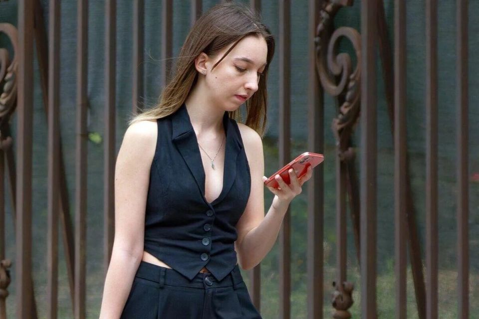 Стильные акценты на новой волне: как носить штаны в 2025 году