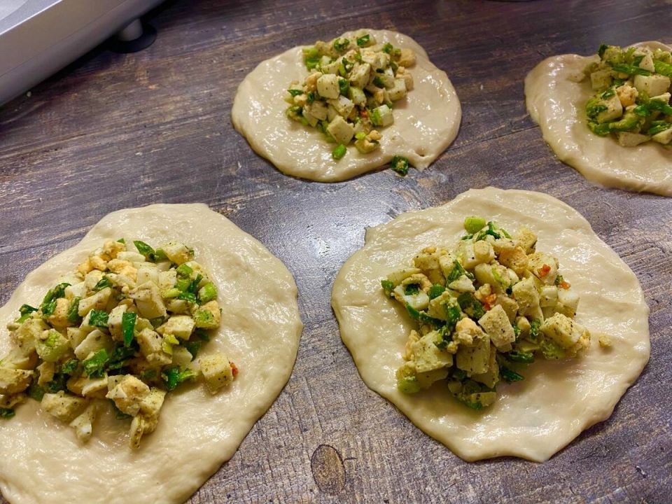 Узнайте, как сделать начинку для пирогов с луком и яйцами невероятно вкусной