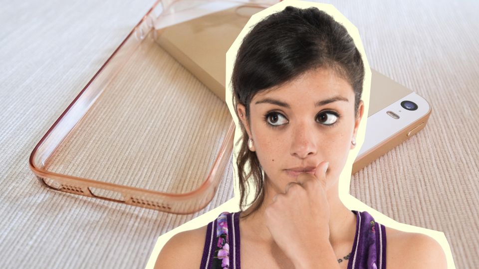 Желтый налет слезет с телефонного чехла за секунду: обработайте его вот чем