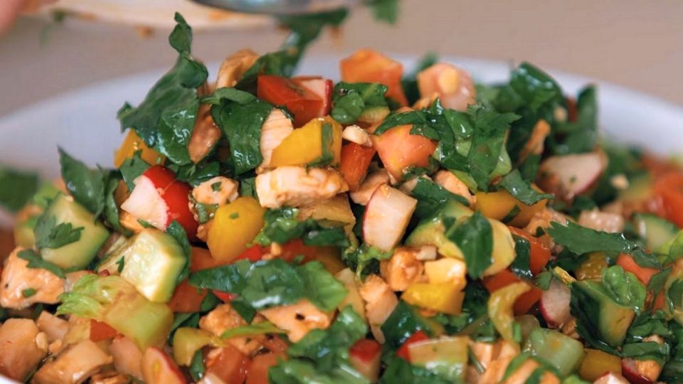 Бюджетно и питательно: готовим салат из курицы и овощей по рецепту шефа Ивлева за 10 минут
