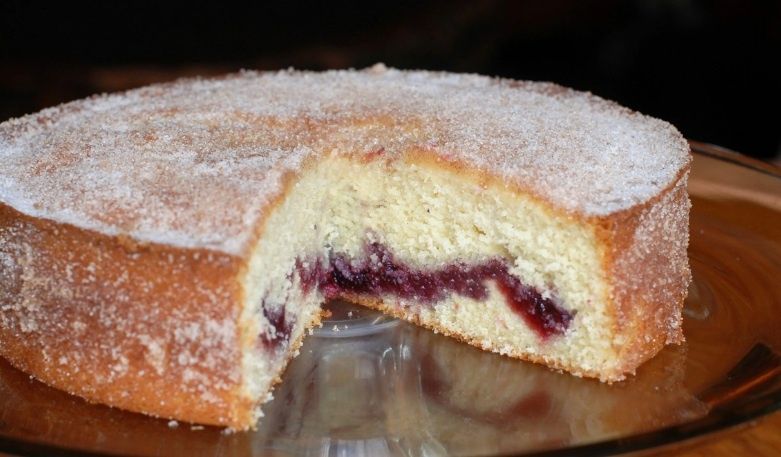 Кефирный пирог с джемом: идеальный десерт за считанные минуты