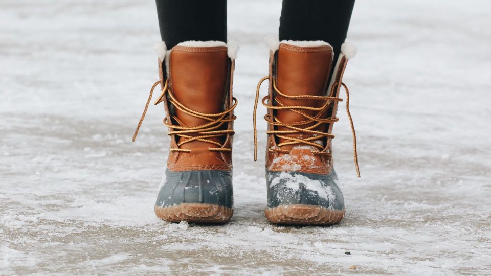 Про мыло и пластырь забудьте: скольжение обуви предотвратите только с этим трюком