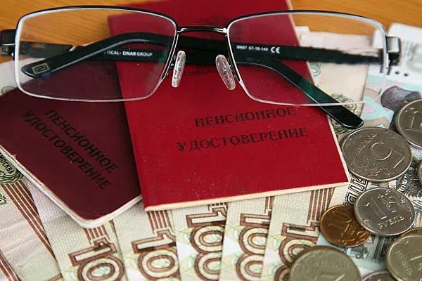 Пенсии в России: как низкие выплаты превращают пожилых в малоимущих