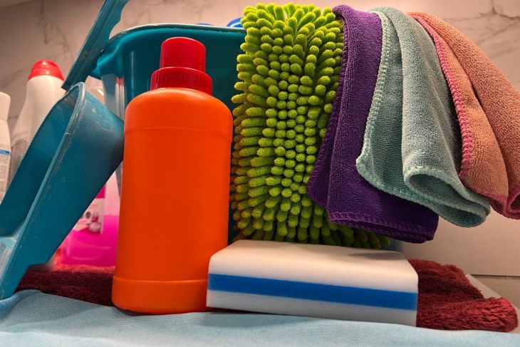 Как избавиться от пятен на потолке: два простых и действенных способа