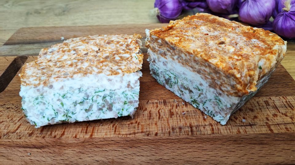 Вкусная закуска "Слоёнка" из сала: простой рецепт для любой ситуации