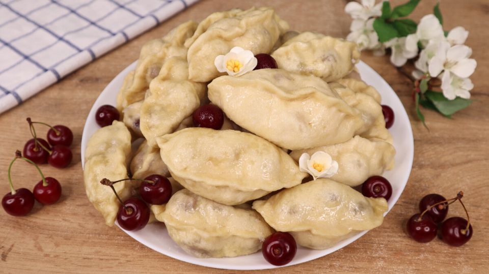 Вкус детства: готовим вареники на пару с вишней