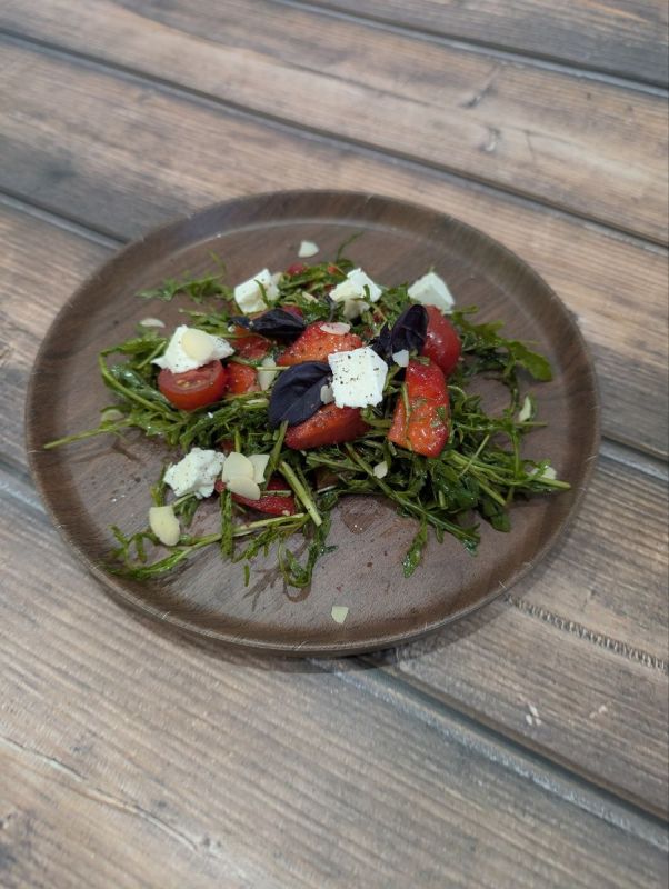 Летние салаты с клубникой: свежие идеи для жарких дней