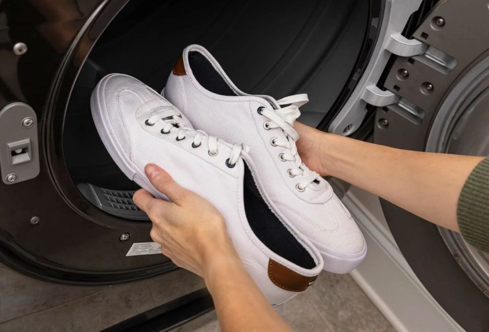 Сушка обуви в машине: стоит ли рисковать?