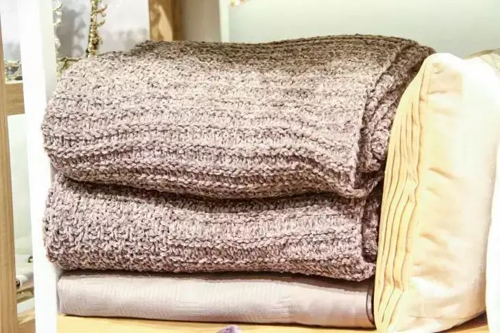 Как постирать плед в стиральной машинке и не испортить: есть важный нюанс