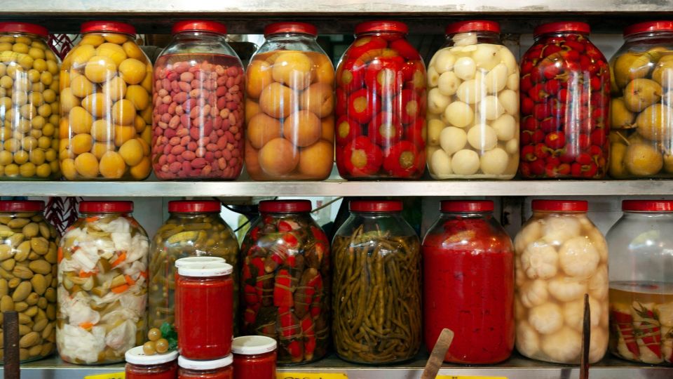 Под крышку или под гнет: любимый многими способ домашнего консервирования оказался с подвохом