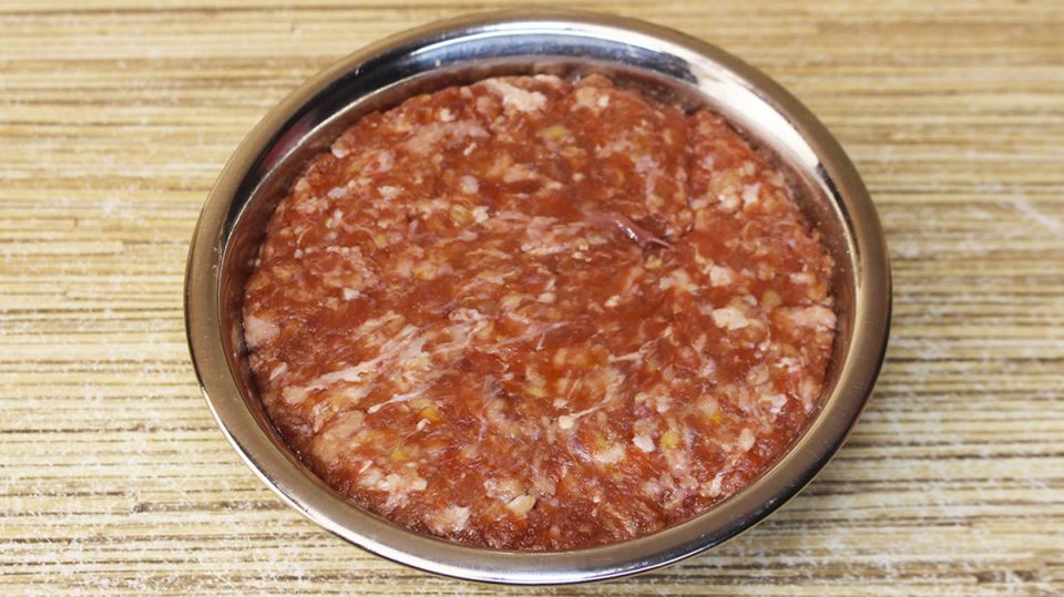 Сочный мясной рулет в слоеном тесте: простое гурманство для семейного ужина