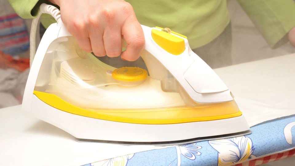 Подошва утюга засверкает как новая: сделайте экспресс-чистку без уксуса и соды