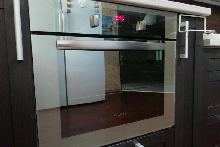 Как быстро отмыть стекло духовки: простые советы для чистоты и блеска