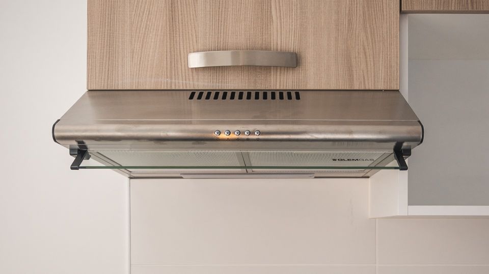 У опытных хозяек вытяжка сияет от чистоты: используют это копеечное средство