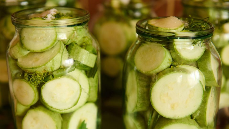 Так кабачки вы еще не готовили: шеф-повар подсказал лучший рецепт малосольной закуски