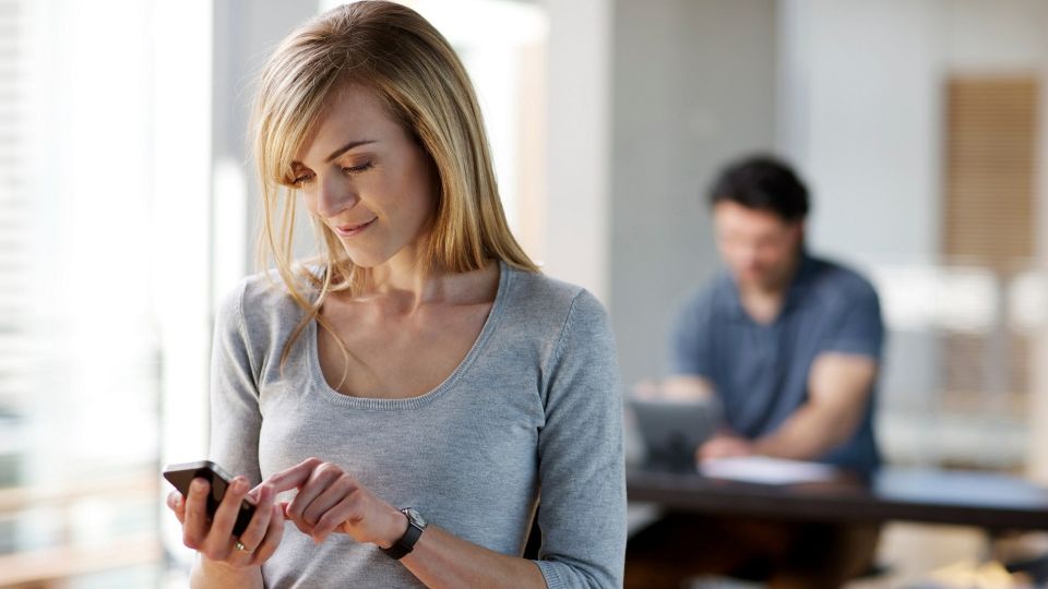 Больше не придется заряжать смартфон каждый день: просто отключите на нем эти функции