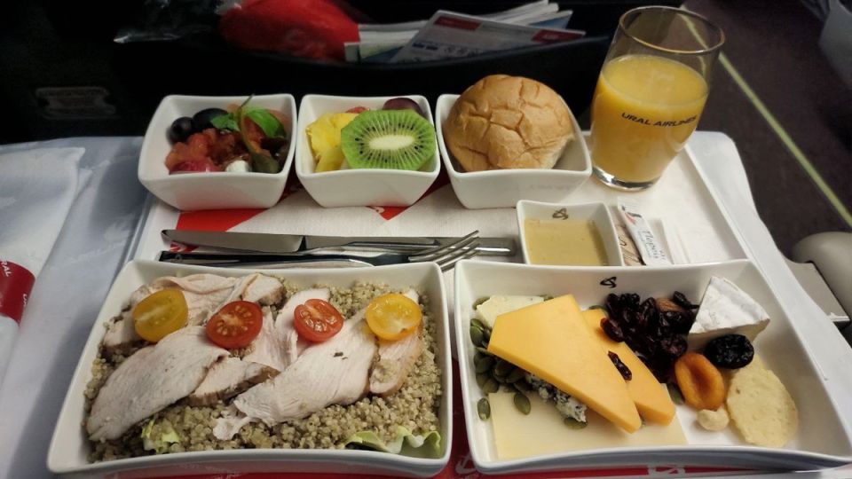 Почему еда в самолете кажется безвкусной