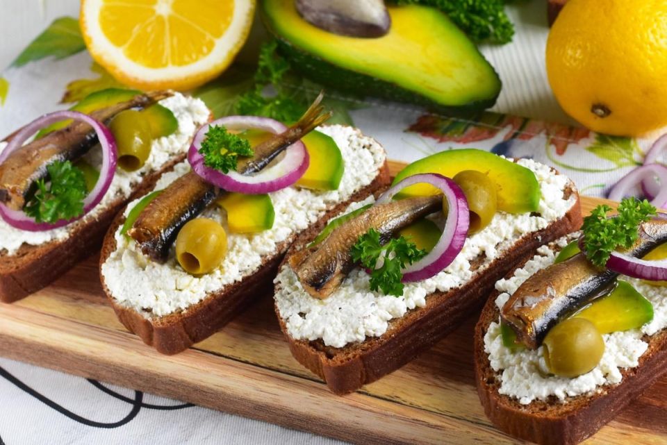 Бутерброды со шпротами и авокадо: свежий взгляд на любимую традицию