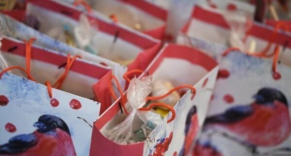 Гастроэнтеролог советует отказаться от леденцов в новогодних подарках для детей