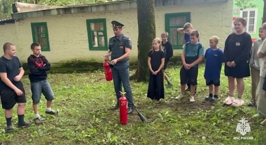 Юным патриотам показали мастер-класс по правильному использованию первичных средств пожаротушения