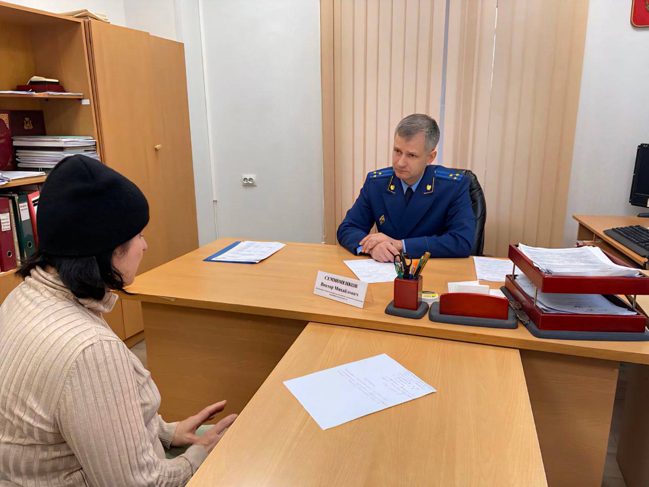 Начальник отдела по надзору за следствием, дознанием и оперативно-разыскной деятельностью в ходе работы мобильной приемной Семионенков В.М. провел личный прием жителей Велижского муниципального округа