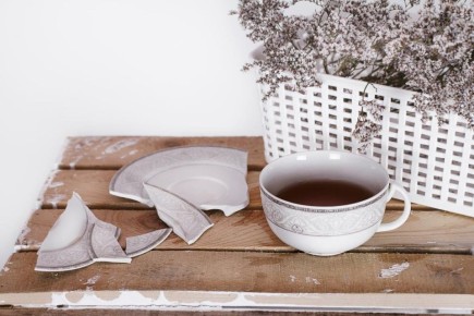 Почему использование сколотой посуды может навлечь болезни и неприятности