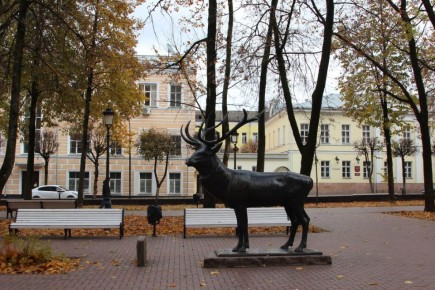 Друзья, ждём переменчивую осеннюю погоду на предстоящей неделе в Смоленской области! Плотная облачность будет периодически сменяться просветами солнца, а кратковременные дожди — напоминать о себе