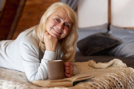 С октября повышаются пенсии: кто получит прибавку и как это связано с государственной политикой