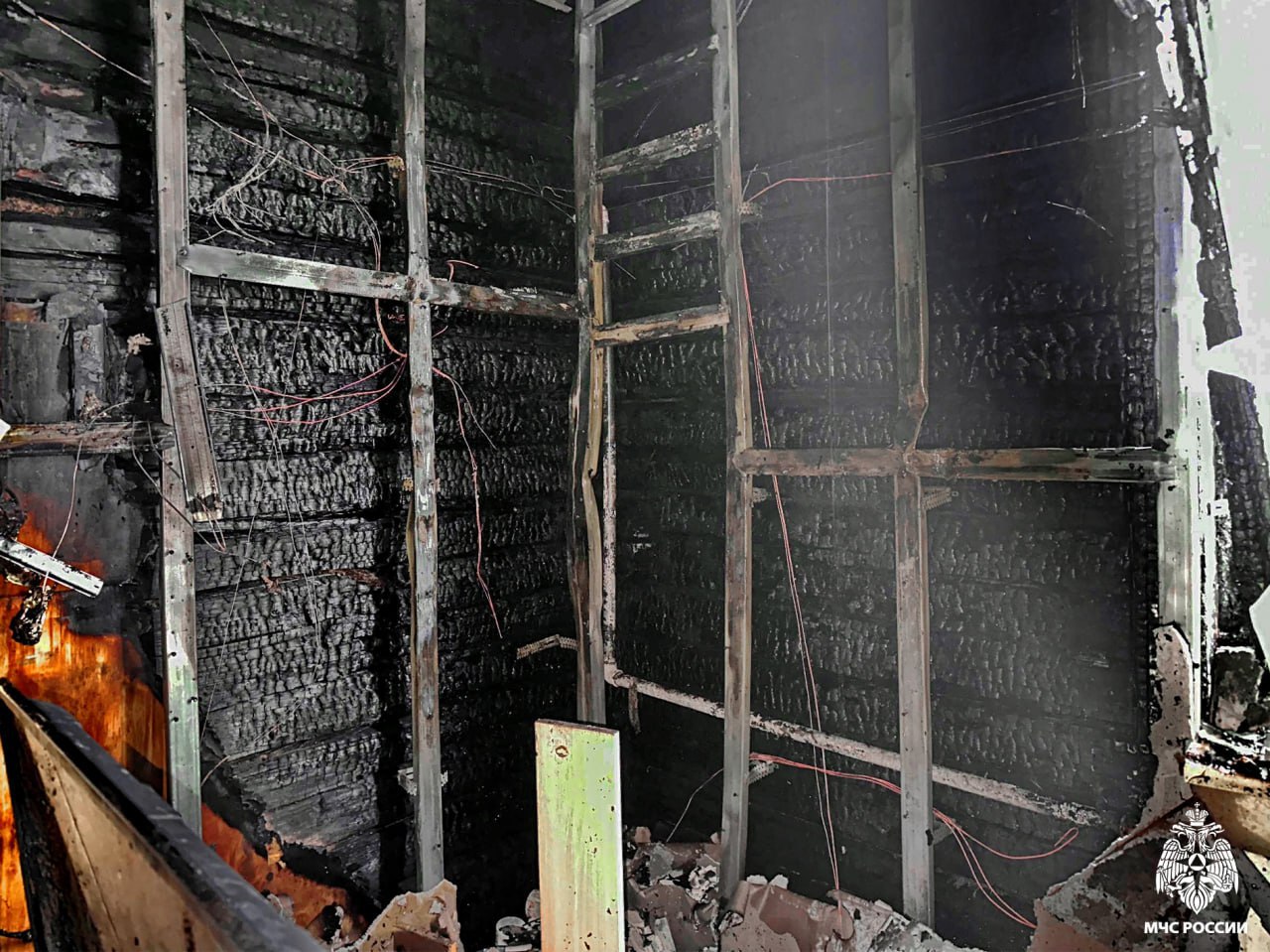 В Смоленске огнеборцы потушили пожар в доме и спасли собаку В Смоленске огнеборцы потушили пожар в доме и спасли собаку