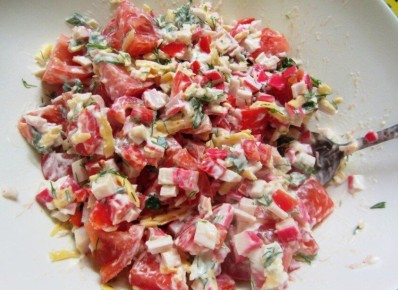 Крабовый салат с помидорами и перцем: легкость и вкус в каждой порции