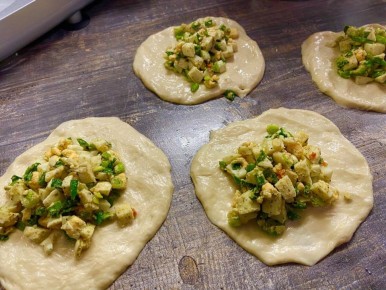 Узнайте, как сделать начинку для пирогов с луком и яйцами невероятно вкусной