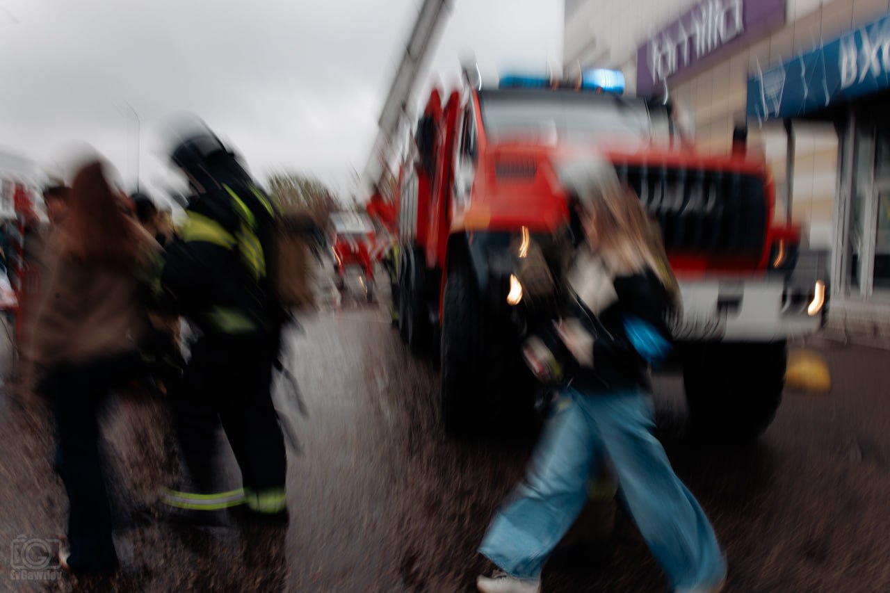 И без дыма и без огня:. Смоленские спасатели отработали ликвидацию условного возгорания в ТРЦ "Галактика", эвакуировав из задымленного помещения пострадавших оперативно, шустро, а главное - безумно фотогенично Еще одни мои... И без дыма и без огня:. Смоленские спасатели отработали ликвидацию условного возгорания в ТРЦ "Галактика", эвакуировав из задымленного помещения пострадавших оперативно, шустро, а главное - безумно фотогенично Еще одни мои...