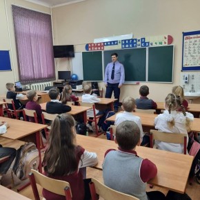 В преддверии Дня народного единства офицеры СК России провели познавательное мероприятие для школьников