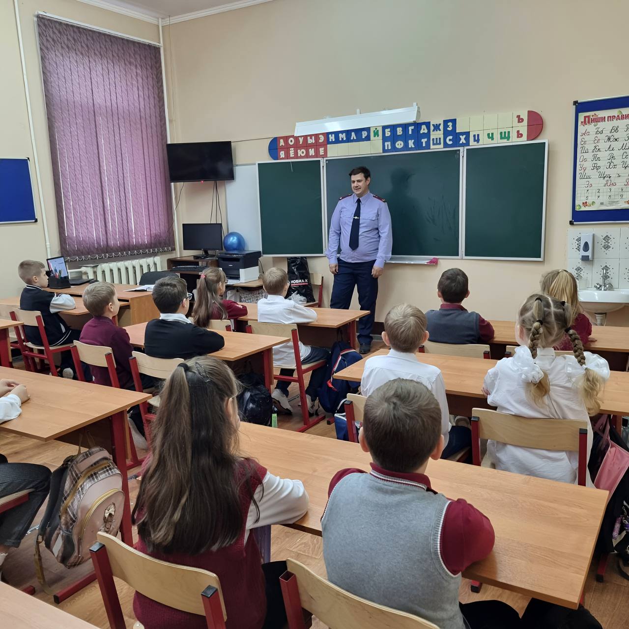 В преддверии Дня народного единства офицеры СК России провели познавательное мероприятие для школьников