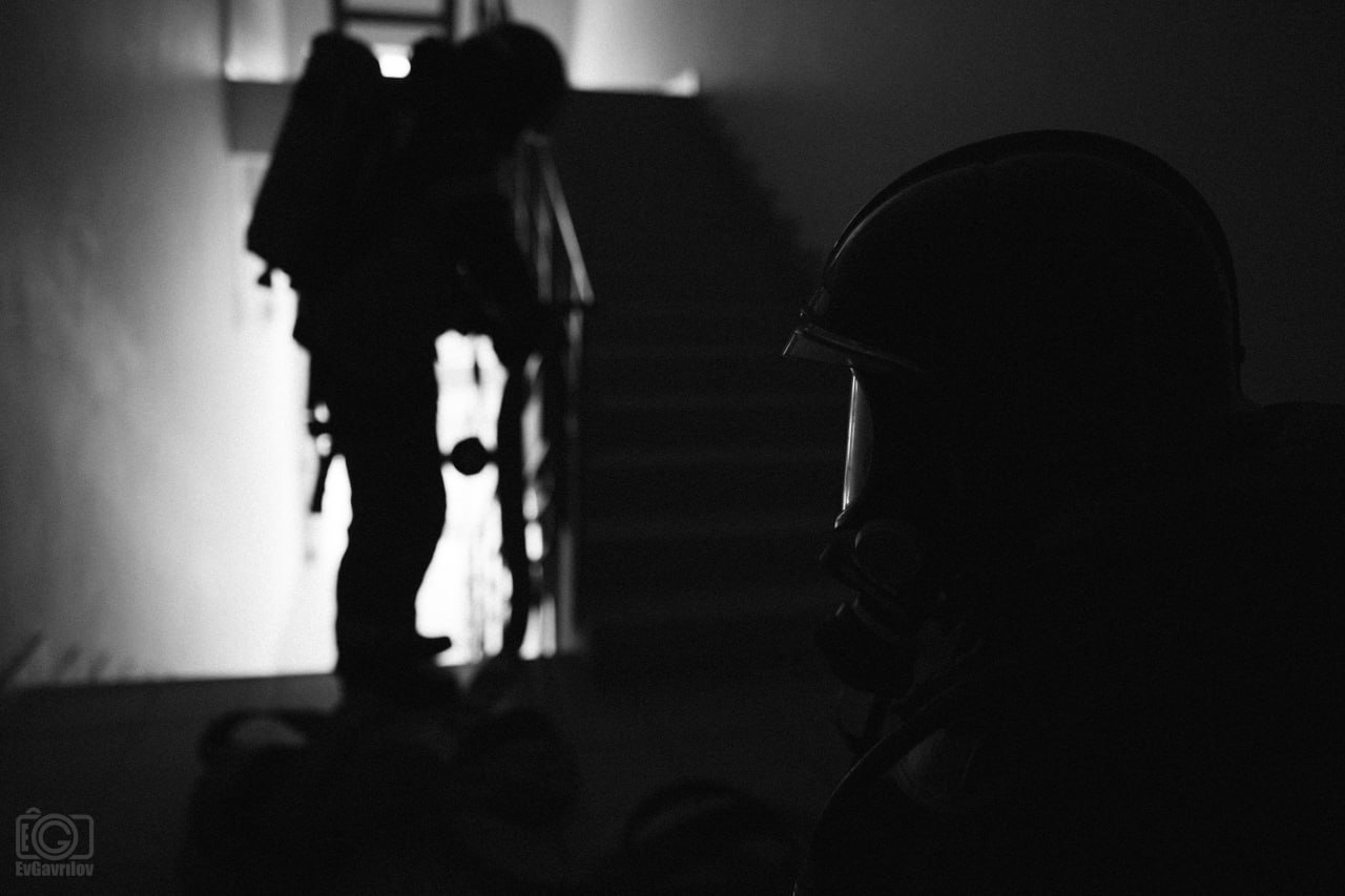 И без дыма и без огня:. Смоленские спасатели отработали ликвидацию условного возгорания в ТРЦ "Галактика", эвакуировав из задымленного помещения пострадавших оперативно, шустро, а главное - безумно фотогенично Еще одни мои... И без дыма и без огня:. Смоленские спасатели отработали ликвидацию условного возгорания в ТРЦ "Галактика", эвакуировав из задымленного помещения пострадавших оперативно, шустро, а главное - безумно фотогенично Еще одни мои...