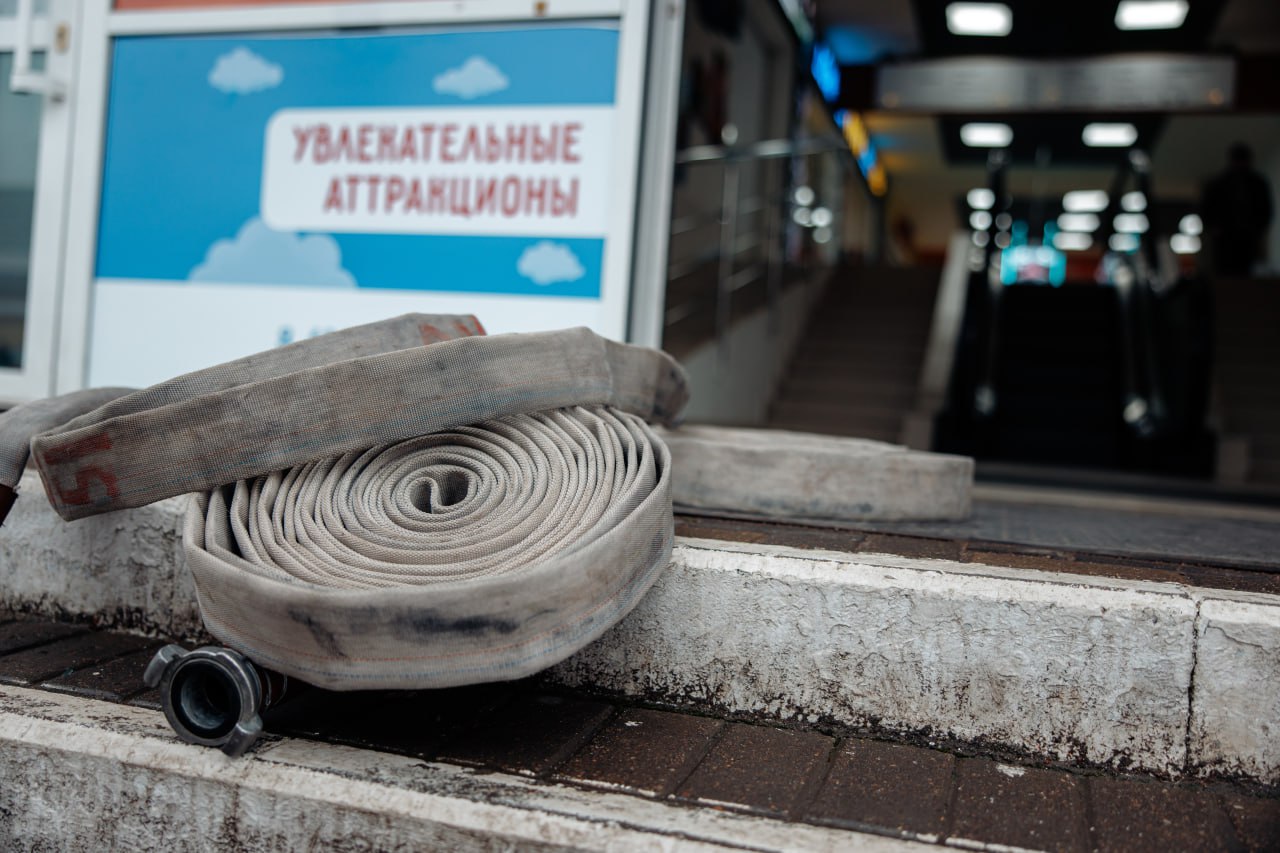 И без дыма и без огня:. Смоленские спасатели отработали ликвидацию условного возгорания в ТРЦ "Галактика", эвакуировав из задымленного помещения пострадавших оперативно, шустро, а главное - безумно фотогенично Еще одни мои... И без дыма и без огня:. Смоленские спасатели отработали ликвидацию условного возгорания в ТРЦ "Галактика", эвакуировав из задымленного помещения пострадавших оперативно, шустро, а главное - безумно фотогенично Еще одни мои...