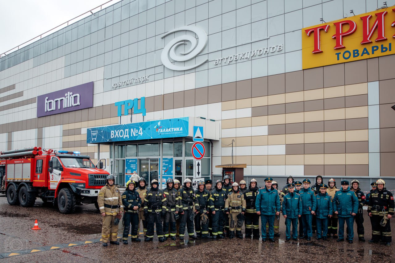 И без дыма и без огня:. Смоленские спасатели отработали ликвидацию условного возгорания в ТРЦ "Галактика", эвакуировав из задымленного помещения пострадавших оперативно, шустро, а главное - безумно фотогенично Еще одни мои... И без дыма и без огня:. Смоленские спасатели отработали ликвидацию условного возгорания в ТРЦ "Галактика", эвакуировав из задымленного помещения пострадавших оперативно, шустро, а главное - безумно фотогенично Еще одни мои...