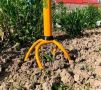 Как превратить старые вилы в эффективный культиватор 'Торнадо' для легкого рыхления почвы
