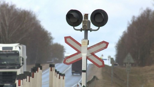 Легковушка выскочила на рельсы перед приближающимся поездом