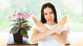 Хватит пичкать комнатные цветы: эта популярная подкормка для них опаснее яда
