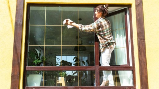 Окна больше не будут «плакать»: жидкость из аптечки поможет избавиться от конденсата