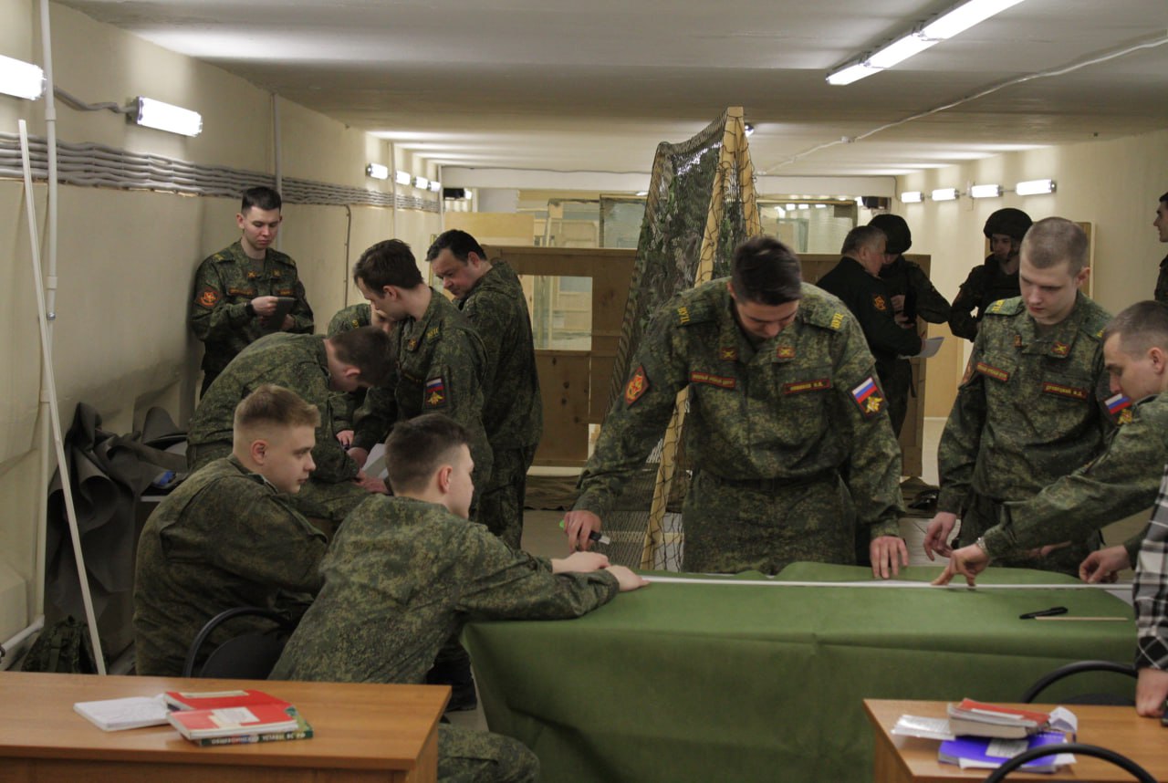 В Смоленском университете продолжают плести маскировочные сети