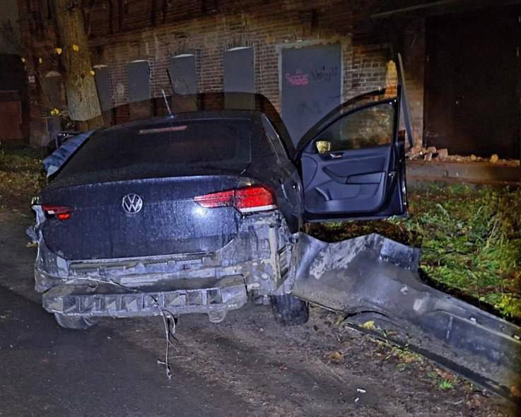 В Смоленске иномарка влетела в стену дома