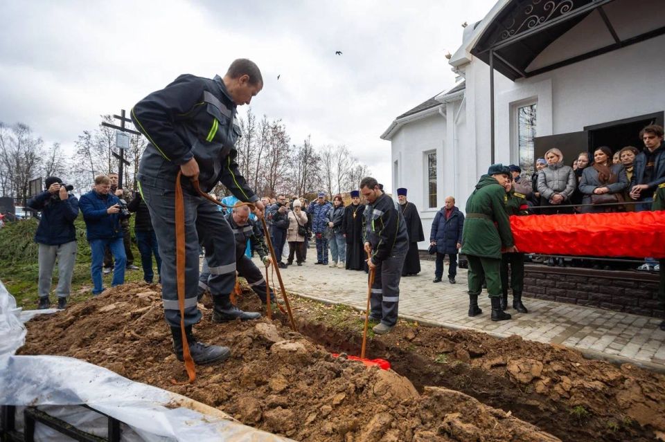 Александр Новиков: Сегодня на Братском кладбище прошло поистине историческое событие — впервые в нашем регионе в рамках партийного проекта «Единой России» «Защитникам Отечества посвящается...» мы предали земле останки 79... Александр Новиков: Сегодня на Братском кладбище прошло поистине историческое событие — впервые в нашем регионе в рамках партийного проекта «Единой России» «Защитникам Отечества посвящается...» мы предали земле останки 79...