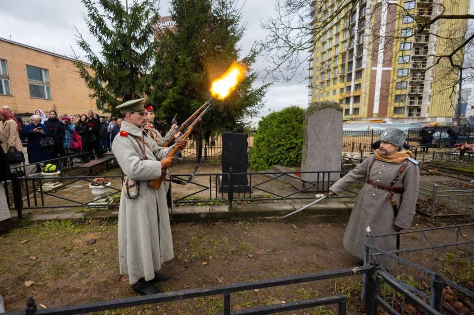Александр Новиков: Сегодня на Братском кладбище прошло поистине историческое событие — впервые в нашем регионе в рамках партийного проекта «Единой России» «Защитникам Отечества посвящается...» мы предали земле останки 79... Александр Новиков: Сегодня на Братском кладбище прошло поистине историческое событие — впервые в нашем регионе в рамках партийного проекта «Единой России» «Защитникам Отечества посвящается...» мы предали земле останки 79...