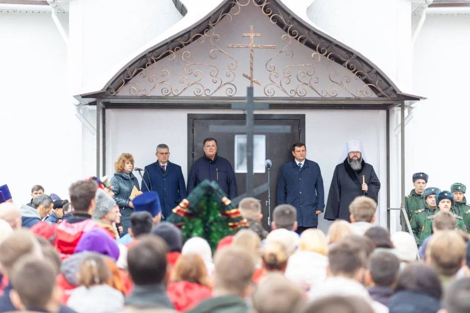 Александр Новиков: Сегодня на Братском кладбище прошло поистине историческое событие — впервые в нашем регионе в рамках партийного проекта «Единой России» «Защитникам Отечества посвящается...» мы предали земле останки 79... Александр Новиков: Сегодня на Братском кладбище прошло поистине историческое событие — впервые в нашем регионе в рамках партийного проекта «Единой России» «Защитникам Отечества посвящается...» мы предали земле останки 79...