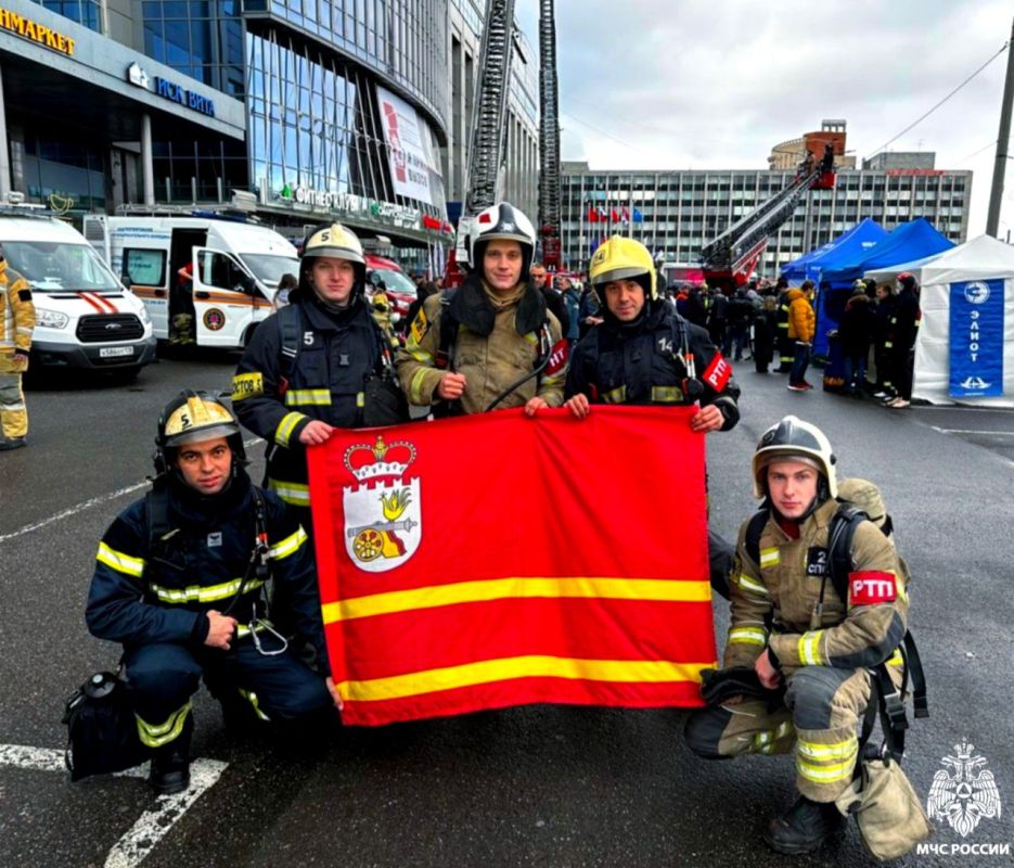 Прямо сейчас в Санкт-Петербурге проходят международные соревнования по скоростному подъему в высотном здании "Вертикальный вызов" памяти Героя РФ генерала армии Е.Н. Зиничева