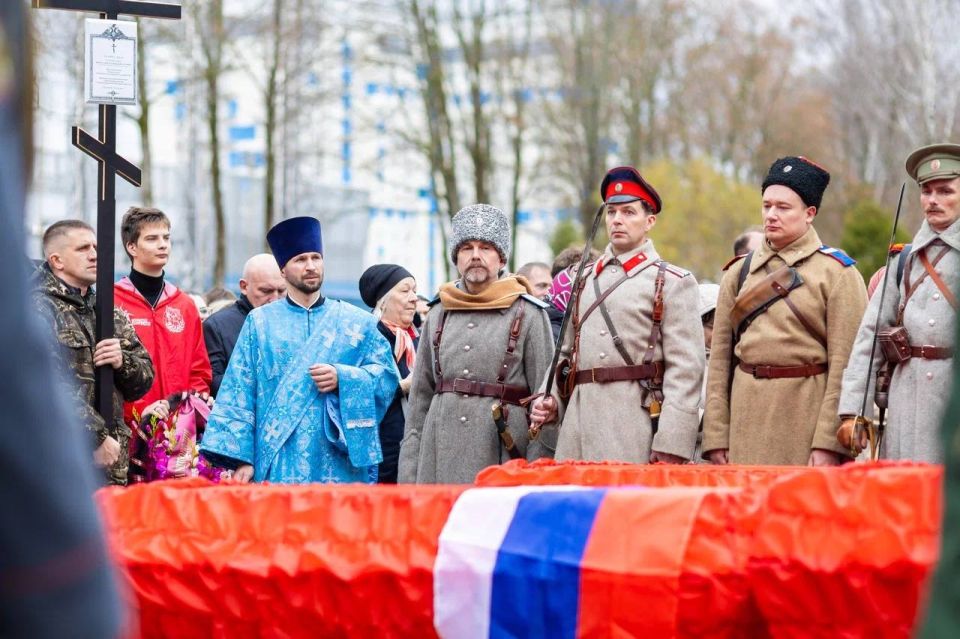 Александр Новиков: Сегодня на Братском кладбище прошло поистине историческое событие — впервые в нашем регионе в рамках партийного проекта «Единой России» «Защитникам Отечества посвящается...» мы предали земле останки 79... Александр Новиков: Сегодня на Братском кладбище прошло поистине историческое событие — впервые в нашем регионе в рамках партийного проекта «Единой России» «Защитникам Отечества посвящается...» мы предали земле останки 79...